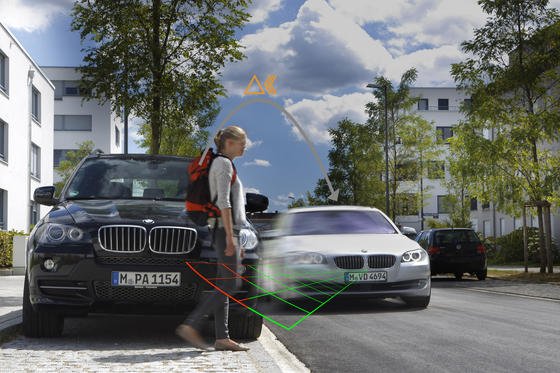 Eine neue Ortungstechnik könnte in Zukunft Autofahrer vor querenden Fußgängern und Radfahrern warnen, selbst wenn die noch nicht zu sehen sind. Dazu müssen die Passanten lediglich mit Transpondern oder Mobiltelefonen ausgerüstet sein. Diese könnten im Ranzen, im Gehstock oder am Fahrrad stecken.