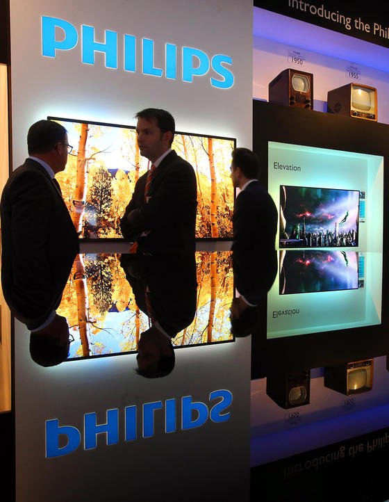 Philips-Stand auf der Internationalen Funkausstellung (IFA) im September 2013 in Berlin: Jetzt hat der niederländische Konzern mitgeteilt, sich ganz vom Geschäft mit TV-Geräten zu verabschieden. 