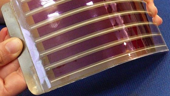 Für die Herstellung der dünnen Solarzellen nutzen die italienischen Forscher eine Art Tinte, die aus Perowskitkristallen besteht. Ein Wirkungsgrad von bis zu 25 Prozent erscheint den Experten machbar. 