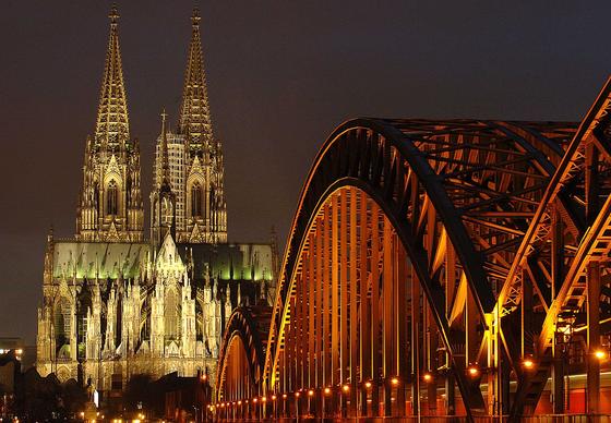 Eine eindrucksvolle Stahlkonstruktion im Schatten des Domes: die Kölner Hohenzollernbrücke.