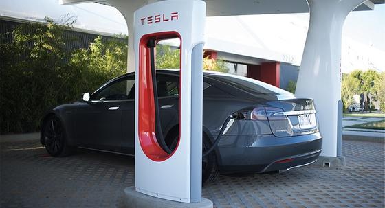 Bis Ende 2014 will Tesla Deutschland flächendeckend mit Ladestationen versorgen. Sie liefern bis zu 120 Kilowatt Gleichstrom und sind mit einer Ladezeit von 30 Minuten deutlich schneller als öffentliche Stationen. 