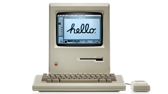 So sah der erste Apple Macintosh aus, der mit einer grafischen Benutzeroberfläche einen neuen Maßstab in puncto einfacher Bedienung setzte. Er verfügte über einen 8-Mhz-Prozessor, 128 Kilobyte Hauptspeicher und eine Bildschirmauflösung von 512x342 Pixeln.