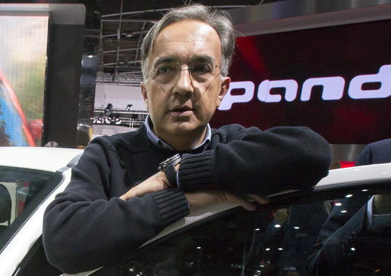 Fiat-Chrysler-Chef Sergio Marchionne auf der Automesse in Paris: Er will einen internationalen Autokonzern schaffen und kappt die italienischen Wurzeln. Fiat verlegt seinen Hauptsitz in die Niederlande.