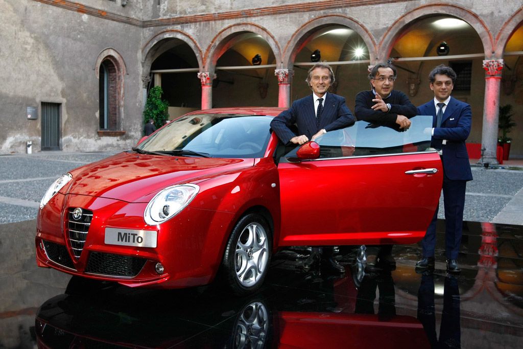 Italienisches Design wie beim Alfa Romeo MiTo macht Fiat-Konzernchef Sergio Marchionne (m.) sichtlich Spaß. Doch Fiat ist mit der Verlegung des Sitzes weg von Turin nach Amsterdam nicht länger ein italienisches Unternehmen.