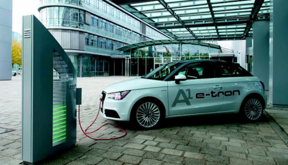 Die neue Leistungselektronik soll Strom nicht nur effektiver umwandeln, sondern auch kompakter sein. Das spart Platz im Elektroauto und macht es zudem leichter. Audi möchte die Elektronik schnellstmöglich in Batterieladegeräte der eigenen Elektrofahrzeuge einbauen. 