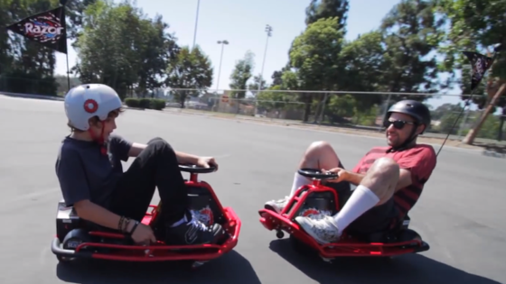 Unter dem Crazy Cart befinden sich Rollen, die sich in alle Richtungen drehen können. Mit Steuerrad und Steuerhebel können die Fahrer driften und sich rasend schnell um die eigene Achse drehen. 