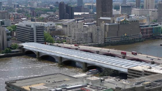 Das Solardach des Themse-Bahnhofes Blackfriars: Im Hintergrund zu sehen die Londoner City.