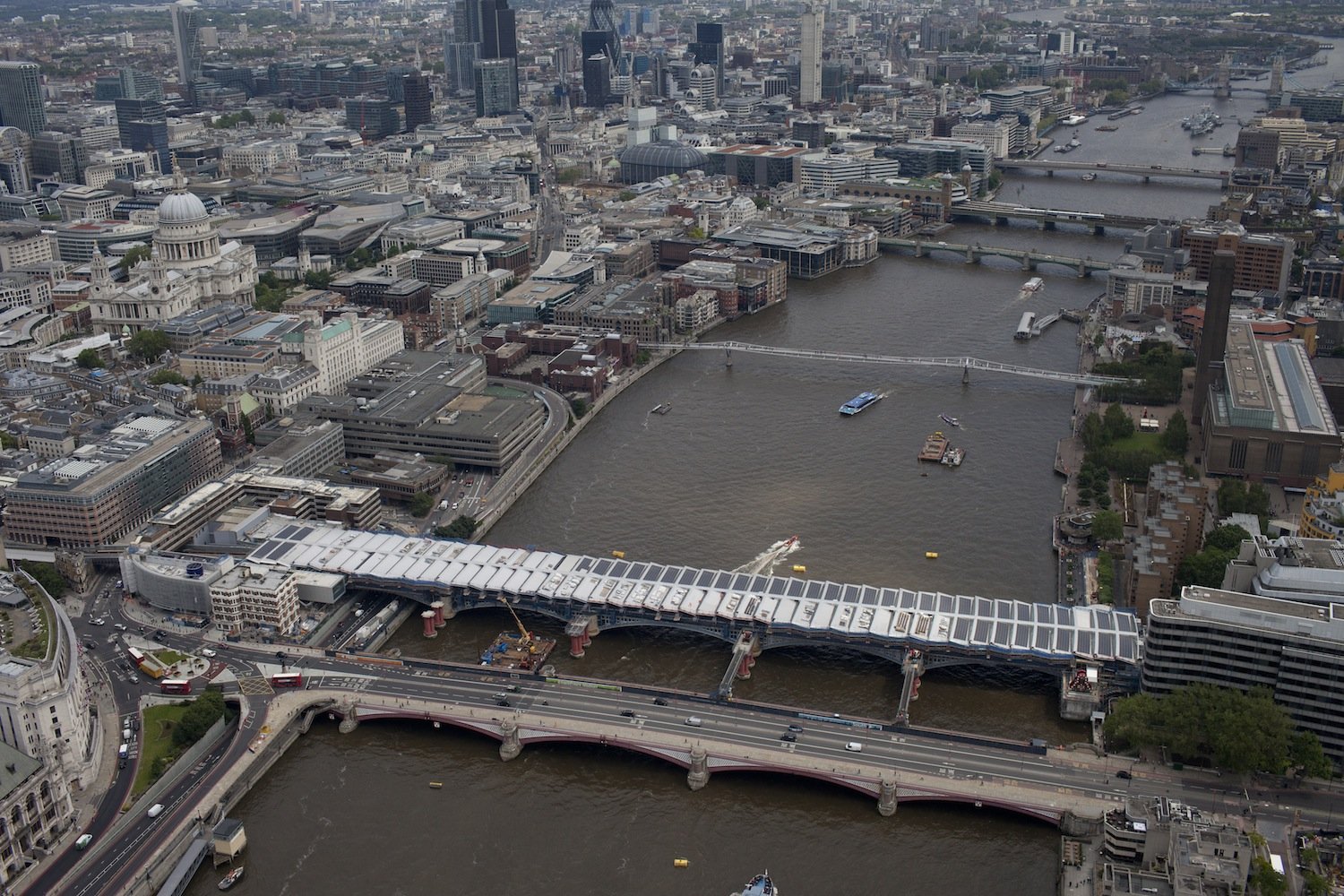 Der Londoner Bahnhof Blackfriars liegt mitten in der Themse auf einer Brücke aus viktorianischer Zeit. Er wurde mit einer riesigen Solaranlage ausgerüstet, die den halben Strombedarf des Bahnhofes deckt, der von jährlich acht Millionen Fahrgästen genutzt wird.