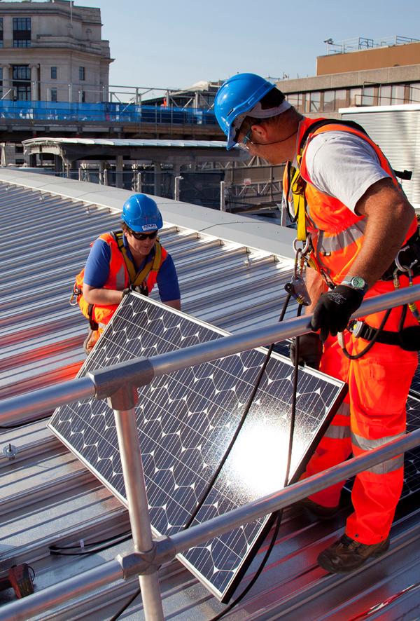 Auf dem Dach der Bahnstation Blackfriars, mitten in der Themse, wurden 4400 Solarmodule montiert.