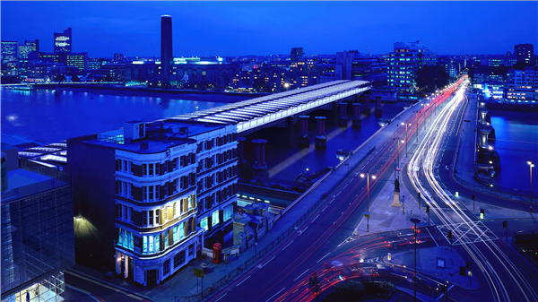 Der Bahnhof Blackfriars in London bei Nacht.