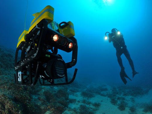 Der mitdenkende Unterwasser-Roboter achtet auf Sicherheit und Gesundheit des Tauchers. 