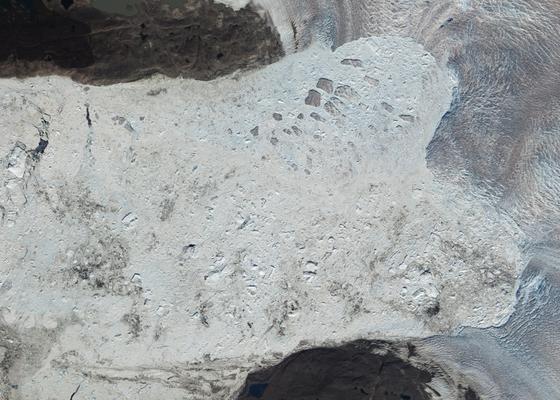 Der Jakobshavn Isbrae im Jahr 2010: Seitdem hat der Gletscher sein Tempo, mit dem er ins Meer fließt (rechts) stark beschleunigt.