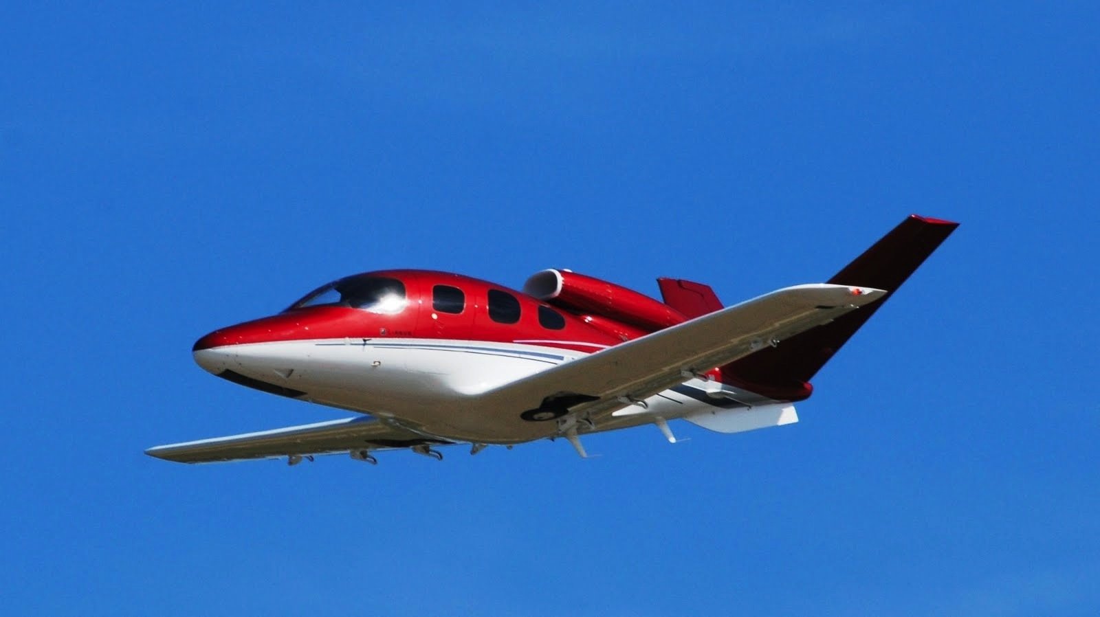 Den Mini-Jet Cirrus Vision SF50 gibt es jetzt mit Rettungsfallschirm für das Flugzeug. 