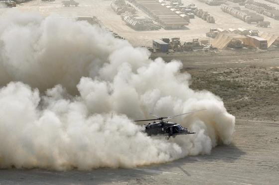 Landung eines HH-60G Pave Hawk Helikopters der US Air Force auf dem Bagram Airfield in Afghanistan: Bei Verlust solcher Hightech-Geräte im Kampfeinsatz gehen auch wertvolle Technologie und sensible Daten verloren. Deshalb lässt die Armee einen Chip entwickeln, der sich bei Bedarf selbst zerstört.