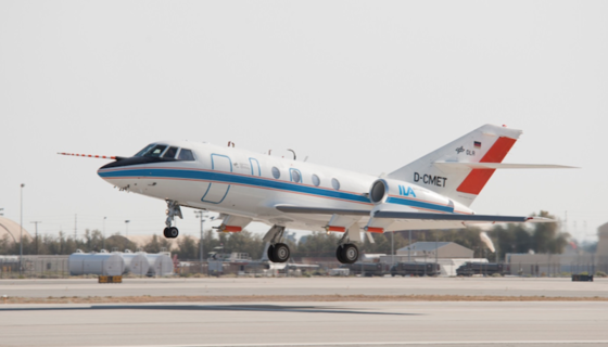 Die Falcon 20-E des DLR ist ein robustes Forschungsflugzeug, das auch bei der Vermessung von Kondensstreifen eingesetzt wird. Zuletzt flogen Forscher in der DLR einer DC-8 hinterher, die Biotreibstoff getankt hatte. 