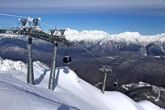 Doppelmayr hat die olympischen Skigebiete in Rosa Khutor durch eine Dreiseilbahn erschlossen, die so stabil ist, dass sie in Notfällen sogar Autos transportieren kann. Dadurch wurde eine weitere Straßenerschließung des Gebietes vermieden, die rund eine Milliarde Euro gekostet hätte.