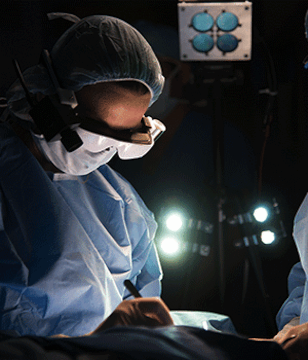 Die Chirurgin Julie Margenthaler MD von der Washington University operiert eine Brust mithilfe der Hightech-Brille