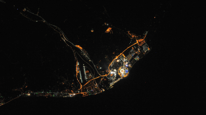 Ein Mitglied der aktuellen Crew auf der Internationalen Raumstation ISS hat dieses Foto von Sotschi bei Nacht zu Beginn der Olympischen Spiele aufgenommen. Dort, wo es am stärksten leuchtet, liegen Olympiapark und Medal Plaza. 