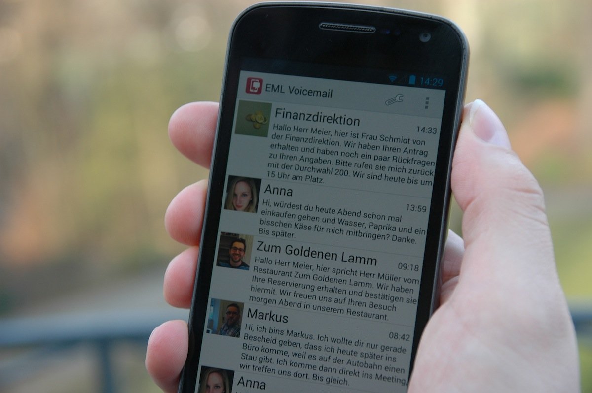 Die neue Software des Heidelberger IT-Unternehmens EML listet Nachrichten der Mailbox automatisch als Textnachrichten auf dem Smartphone auf.