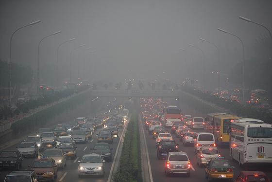 Verkehr, Industrie und die Stromproduktion aus Kohle sorgen für unerträgliche Luftverschmutzung in Peking. Die extreme Schadstoffbelastung mache die chinesische Hauptstadt «fast unbewohnbar für menschliche Wesen», stellte eine jüngste Studie der Akademie der Sozialwissenschaften in Shanghai fest.