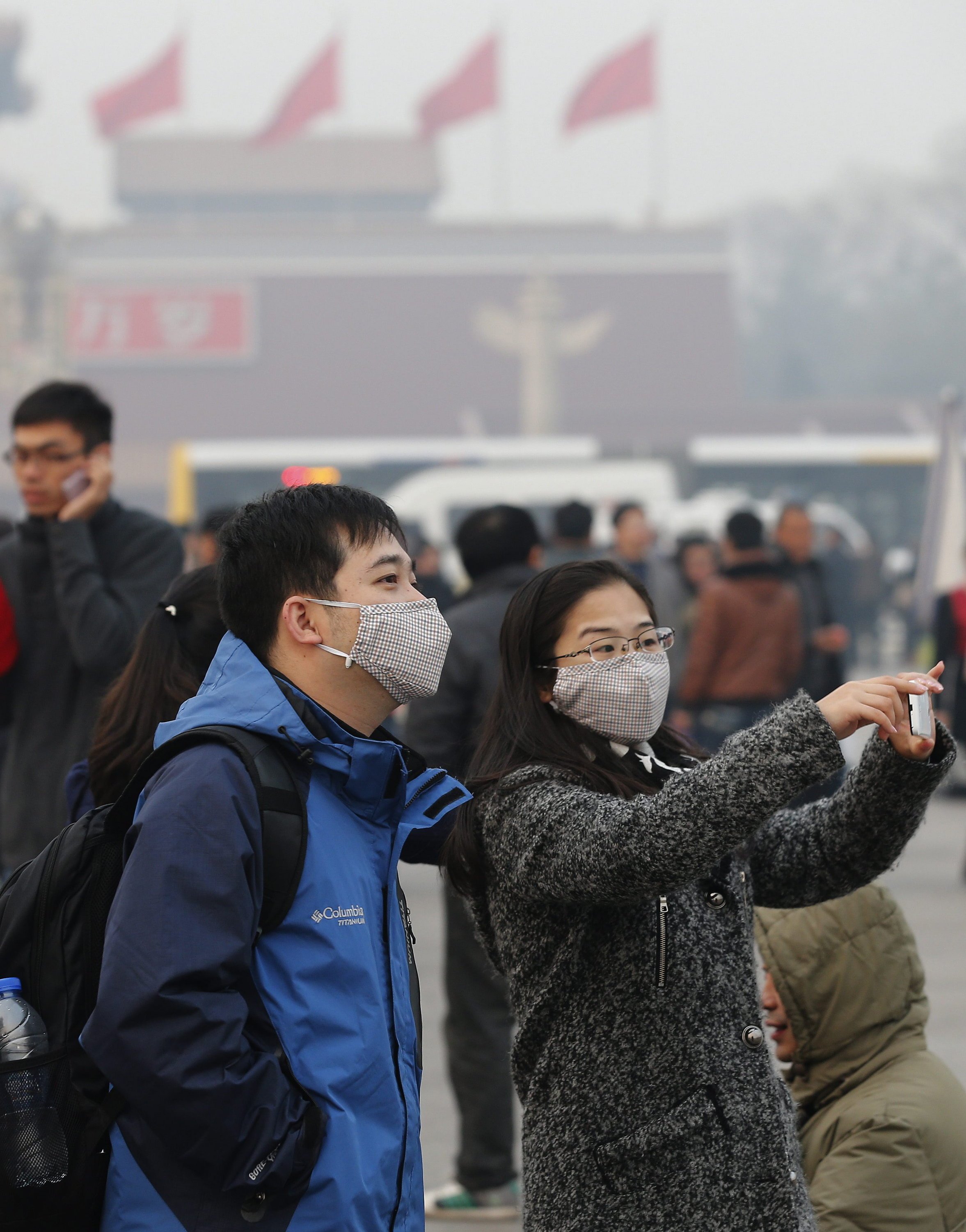 Ehepaar mit Maske auf dem Platz des Himmlischen Friedens in Peking: Die Luftverschmutzung in der chinesischen Hauptstadt hat neue Höchstwerte erreicht.