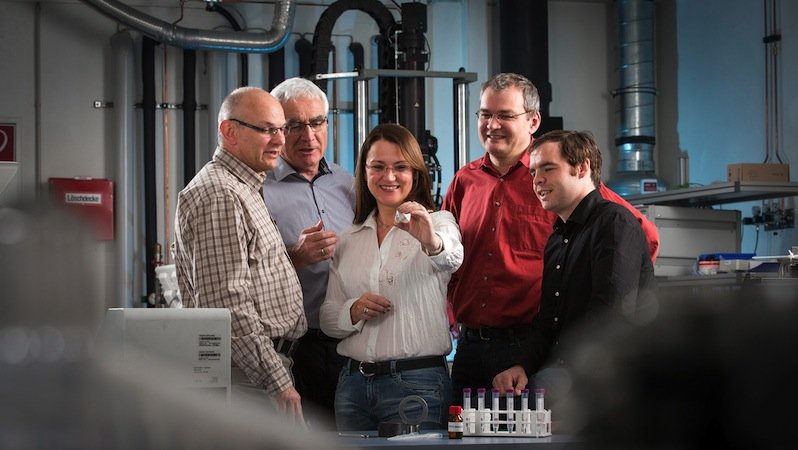 Präsentieren stolz den neuen Schmierstoff (v.l.n.r.): Dr. Holger Kretzschmann (Nematel), Werner Stehr und Susanne Beyer-Faiß (Dr. Tillwich GmbH), Dr. Andreas Kailer und Dr. Tobias Amann (Fraunhofer IWM).