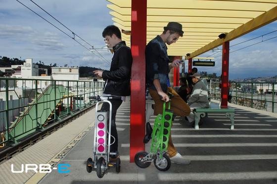 Handlich: Zusammengeklappt hat der Elektroroller Urb-E Maße und Gewicht eines Rollkoffers. Mit einer Akkuladung kommt das Gefährt 32 Kilometer weit. 