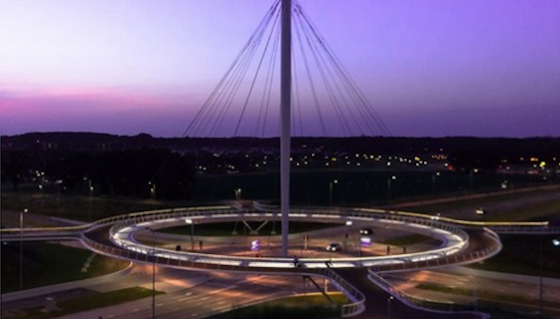 Die Hängebrücke ist mit 24 Abspannseilen an einem 70 Meter hohen Pylone aufgehängt. Eine gezielt inszenierte Beleuchtung verleiht dem Hovenring eine imposante Ästhetik. Bei Dunkelheit scheint der Ring in der Luft zu schweben.