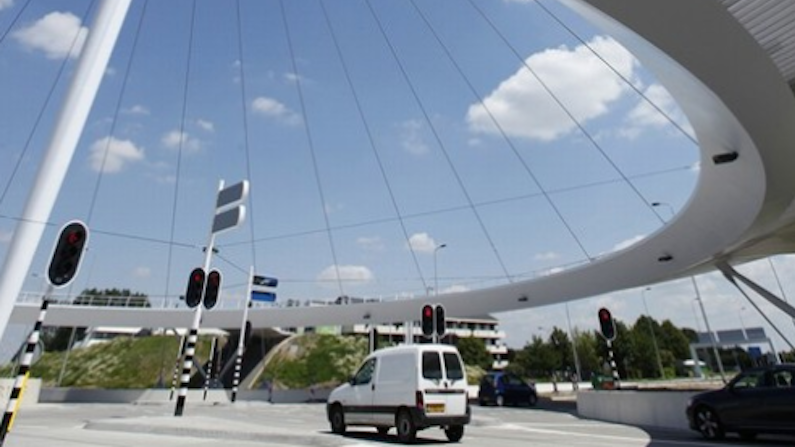 Da die Brücke schwebt, entstehen unter ihr keine Angsträume. 