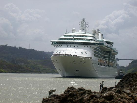 Der 82 Kilometer lange Panamakanal verbindet den Pazifik mit dem Atlantischen Ozean und erspart der Schifffahrt die Fahrt um das Kap Horn. Die Konkurrenz-Route durch Nicaragua schlägt eine Schneise quer durchs Land. 286 Kilometer lang und 52 Meter breit. 