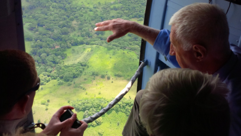 Experten des HKND begutachten aus dem Hubschrauber mögliche Routen für den neuen Nicaragua-Kanal. Kritiker befürchten dramatische Konsequenzen für indigene Völker und bedrohte Tierarten. 