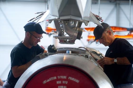 Montage des Triebwerks bei einem Airbus A320 in Toulouse: Nach Angaben von COO Günter Butschek will Airbus die Produktion weiter automatisieren, um effizienter zu werden. „Wir als Flugzeugbauer sind in der getakteten Fließfertigung angekommen“, sagte er den VDI nachrichten auf der Berliner Luftfahrtmesse ILA. 