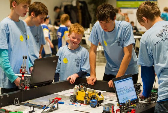 Schüler mit ihren Lego-Robotern im Roboterwettkampf «First Lego League 2013» in Eberswalde: Jugendliche wissen gut mit Digitalisierung und Internet umzugehen. Dennoch ist die Mehrheit der Bundesbürgern in Sachen Digitalisierung skeptisch und sich für die Zukunft viele Nachteile, so eine aktuelle Umfrage des Bundesforschungsministeriums.