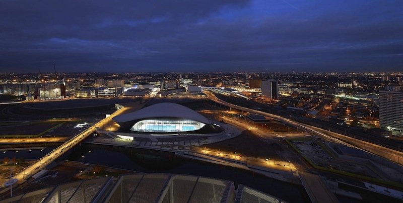 Die Schwimmhalle befindet sich am südöstlichen Ende des Olympiageländes, grenzt an den Stadtteil Stratford an und ist durch einen Themse-Kanal von den anderen Olympiastätten getrennt. 