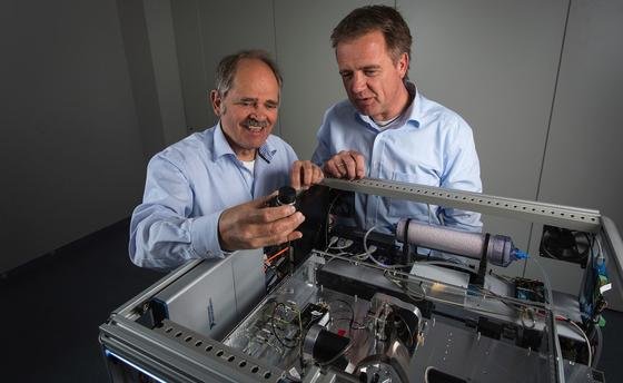 Professor René Beigang und Thorsten Sprenger (v.l.n.r.) entwickelten den Postscanner.