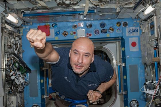 ESA-Astronaut Luca Parmitano kam im Sommer 2013 bei einem Außeneinsatz auf der ISS nur knapp mit dem Leben davon. Durch eine defekte Pumpe in seinem Raumanzug stieg das Wasser so hoch, dass es über Mund und Nase stand. Das Bild zeigt Parmitano am 17. Juli 2013, einen Tag nach dem Außeneinsatz, und deutlich sichtbar erfreut, dass er den Einsatz überlebt hat.