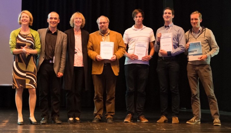 Nils Backhaus (2.v.re.) erhält in Bremen den Best Paper Award.