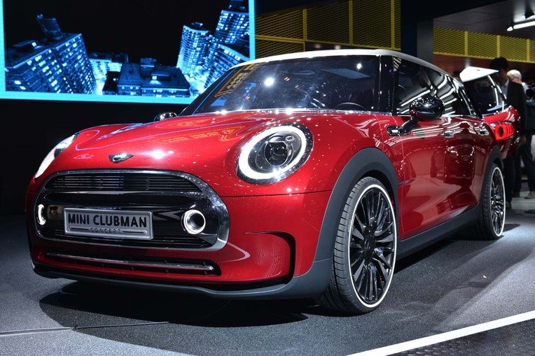 Der Mini wird immer länger: Der neue Mini Clubman Concept ist 26 Zentimeter länger als die aktuelle Version und verfügt über vollwertige Türen für hintere Beifahrer. Die Zeit der winzigen Clubdoor gehört somit der Vergangenheit an. 