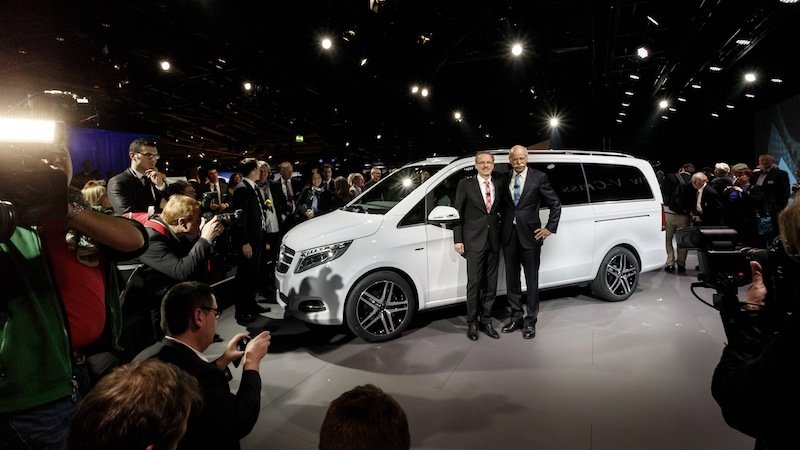 Daimler-Chef Dieter Zetsche (rechts) und Volker Mornhinweg, Leiter Mercedes-Benz Vans, präsentieren auf dem Genfer Autosalon die neue V-Klasse. Zu den Highlights zählt ein Seitenwind-Assistent, der den Wagen bei starken Windböen stabilisiert.