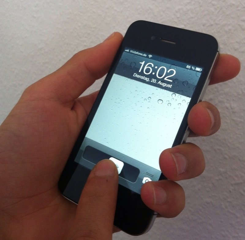 „Slide to unlock“: Beim Smartphone wird durch das Wischen mit dem Finger über den Startbildschirm „Lockscreen“ das Gerät aus dem Bereitschaftsmodus in Betrieb gesetzt.