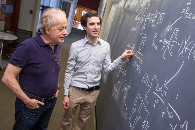 Die Harvard-Physiker Federico Capasso (li.) und Steven J. Byrnes (re.) vergleichen ihr Denkmodell mit einem thermischen Kraftwerk, das den Temperaturunterschied zwischen heißem Dampf und  Umgebungsluft nutzt, um einen Turbogenerator anzutreiben.