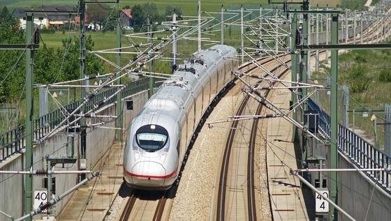 Um Schienen auf ihre Langzeitbelastbarkeit zu testen, setzt die Bahn erstmals auf ein weltweit einmaliges Großgerät der Universität Hannover.