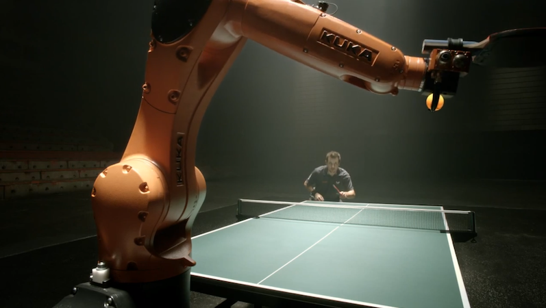 Im Werbevideo duelliert sich Boll mit dem Roboterarm. Alles wirkt spontan und echt. Kuka bestätigte allerdings gegenüber Ingenieur.de, dass das Spiel programmiert war. Ein völlig freies Match sei erst in ein paar Jahren denkbar.