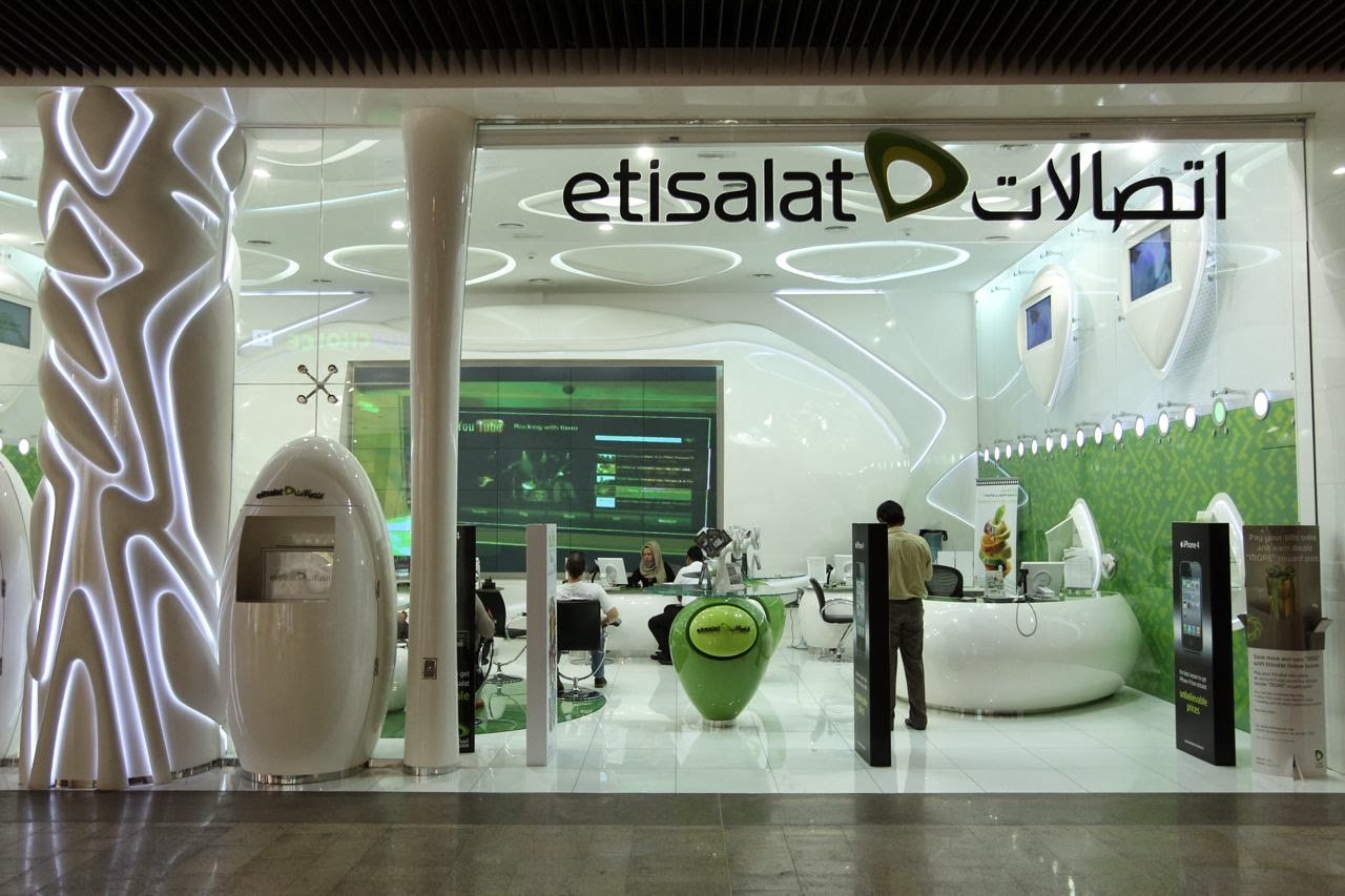 Telefongeschäft von Etisalat in Dubai: Die Mobilfunkgesellschaft hat die Handynummer 050/7777777 für umgerechnet 1,5 Millionen Euro an einen anonymen Geschäftsmann versteigert. Fragt sich nur, was der Mann mit der weltbekannten Telefonnummer nun anstellen will.