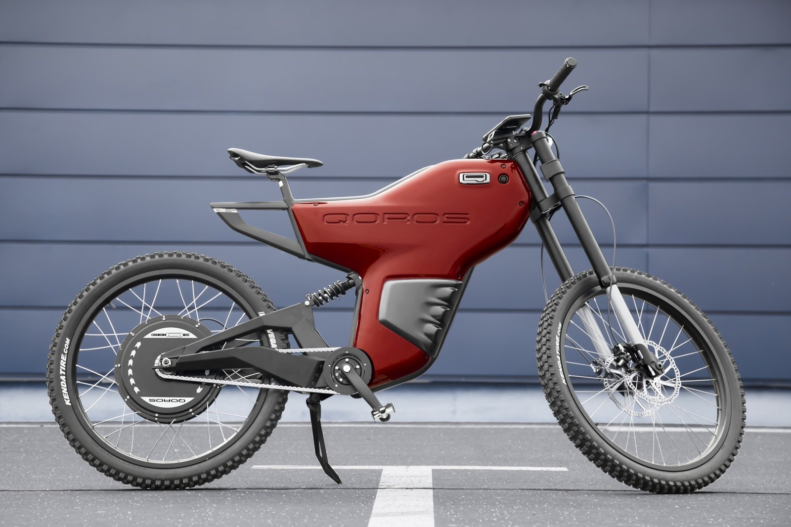 Das neue „eBIQUE“ des chinesischen Autobauers Qoros ist für den „modernen Städter“ gedacht. Das E-Bike fährt bis zu 65 Stundenkilometer schnell und ähnelt eher einer Motocross-Maschine als einem Fahrrad. Mit 49 Kilogramm ist es ungewöhnlich schwer. 