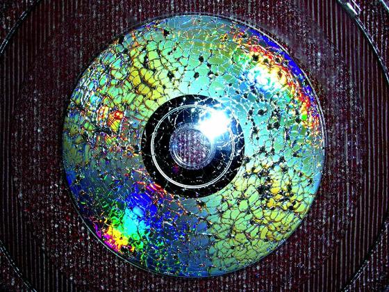 Künstlerische Aufnahme einer CD: Nicht Schönheit, sondern extreme Speicherkapazität streben Sony und Panasonic mit der Entwicklung der Archival Disc an. Das Ziel ist ein Terabyte. 