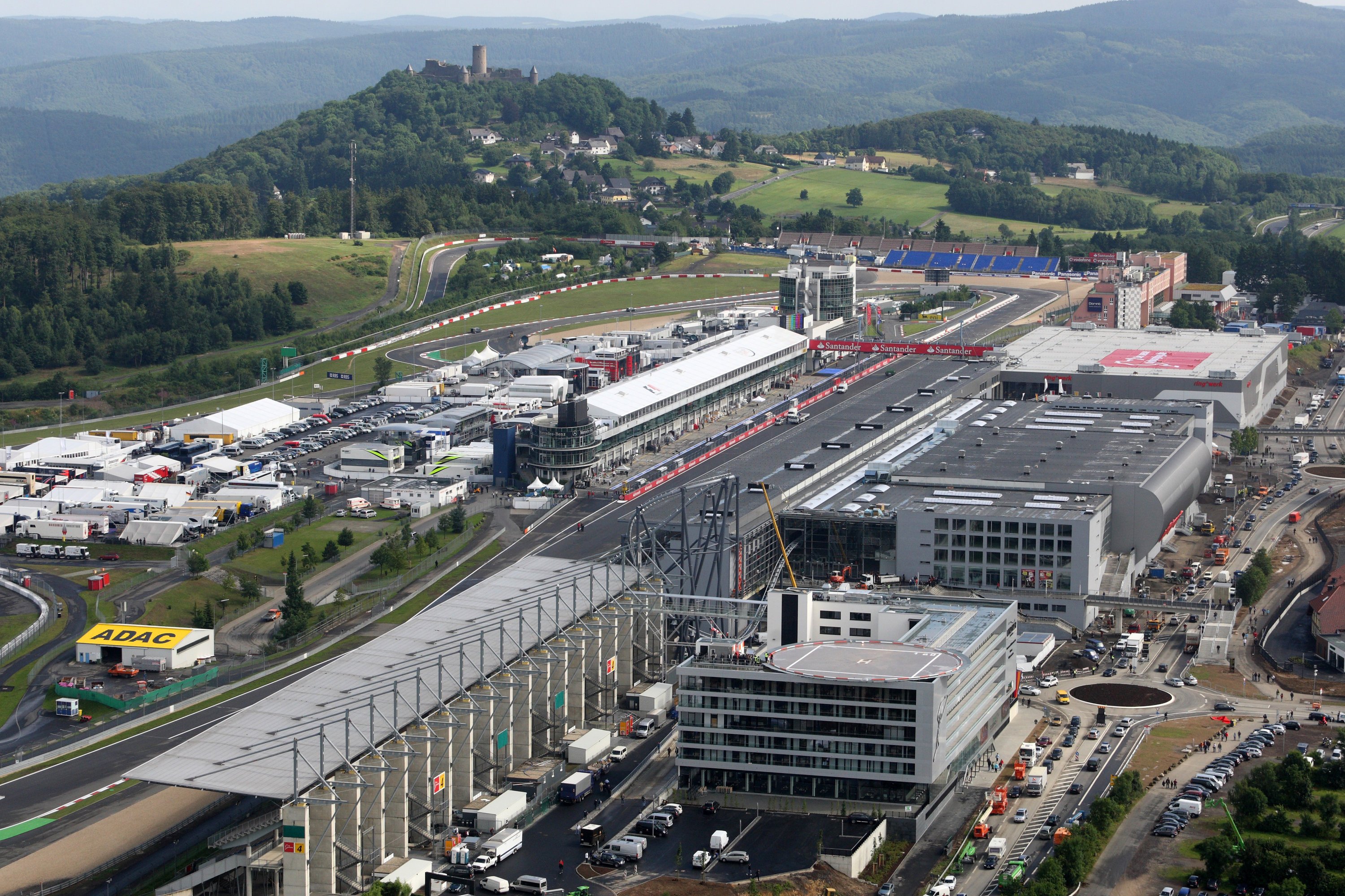 Der Nürburgring in der Eifel aus der Luft: Das Gastrodorf und die Achterbahn will der neue Inhaber Capricorn abreißen und sich künftig auf den Motorsport konzentrieren. Außerdem soll ein Technologiezentrum am Ring entstehen. Mit Forschungsinstituten ist Capricorn im Gespräch.