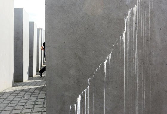 Riss in einer Betonstele des Holocaust-Mahnmals in Berlin: Nach nur neun Jahren bröckelt und reißt der Beton.