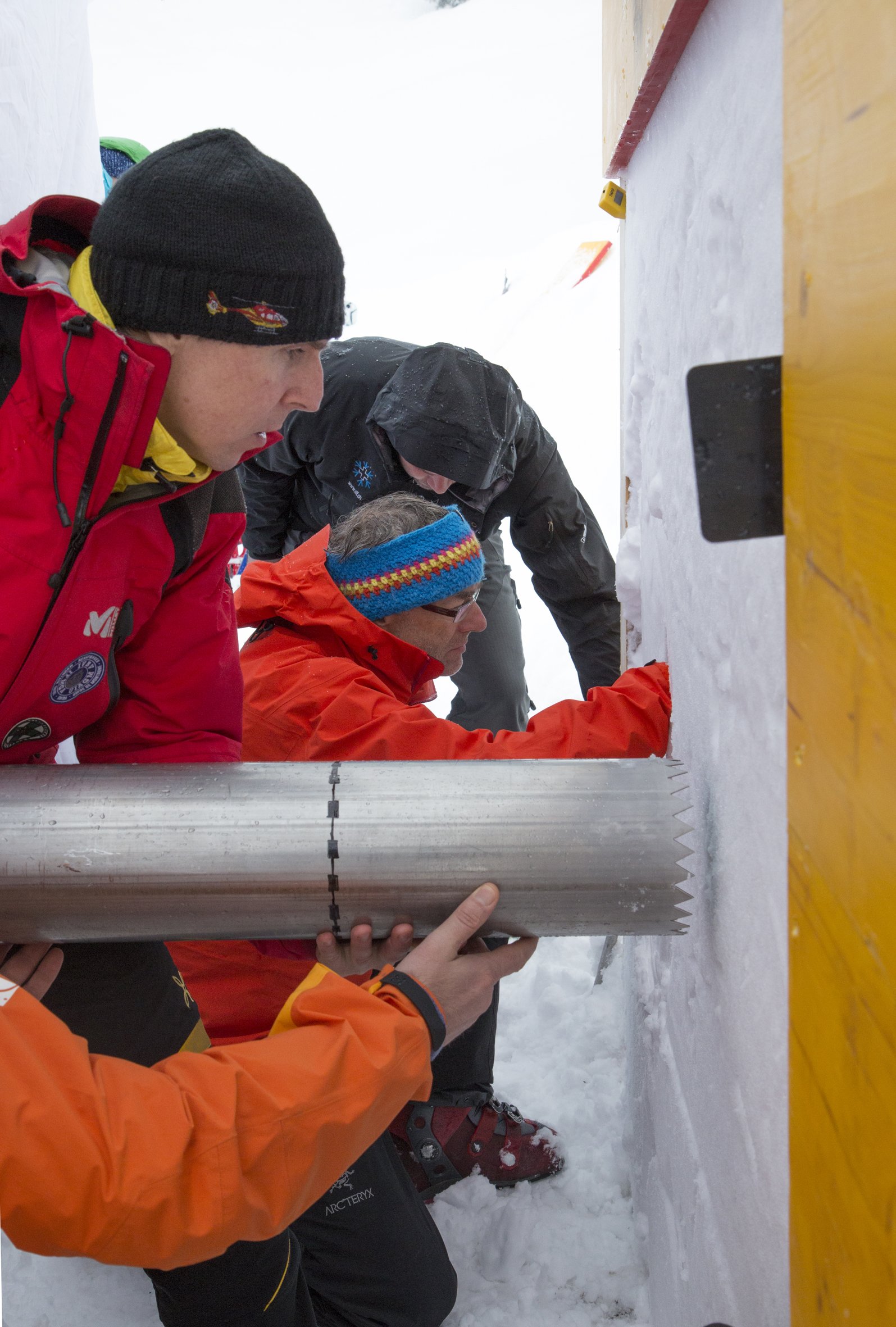 Bohren einer Atemhöhle im Schnee: Je nach Beschaffenheit des Schnees kann noch Sauerstoff in die Atemhöhle eindringen.