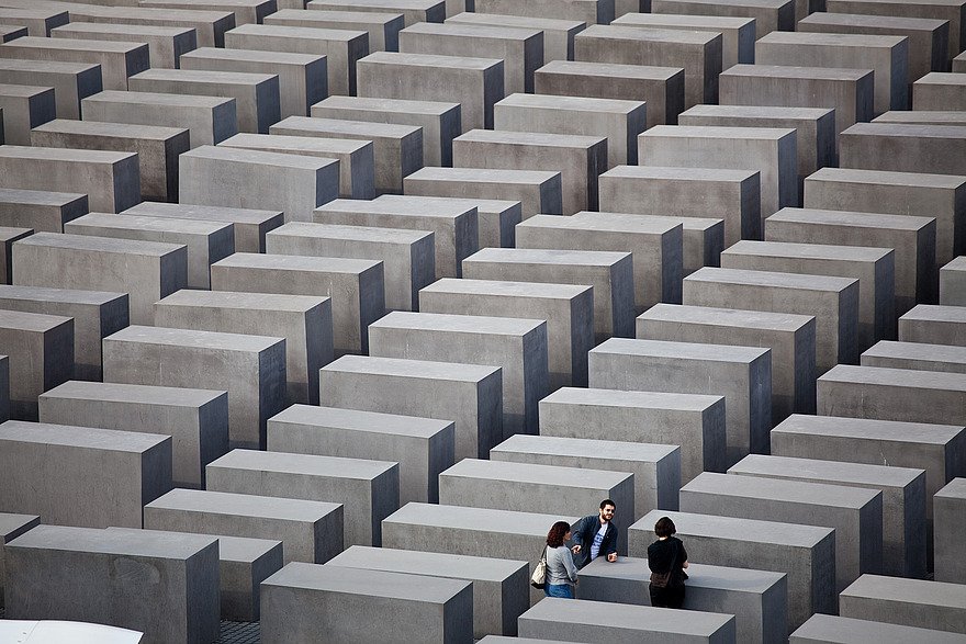 Besucher im noch unbeschädigten Holocaust-Mahnmal in Berlin.